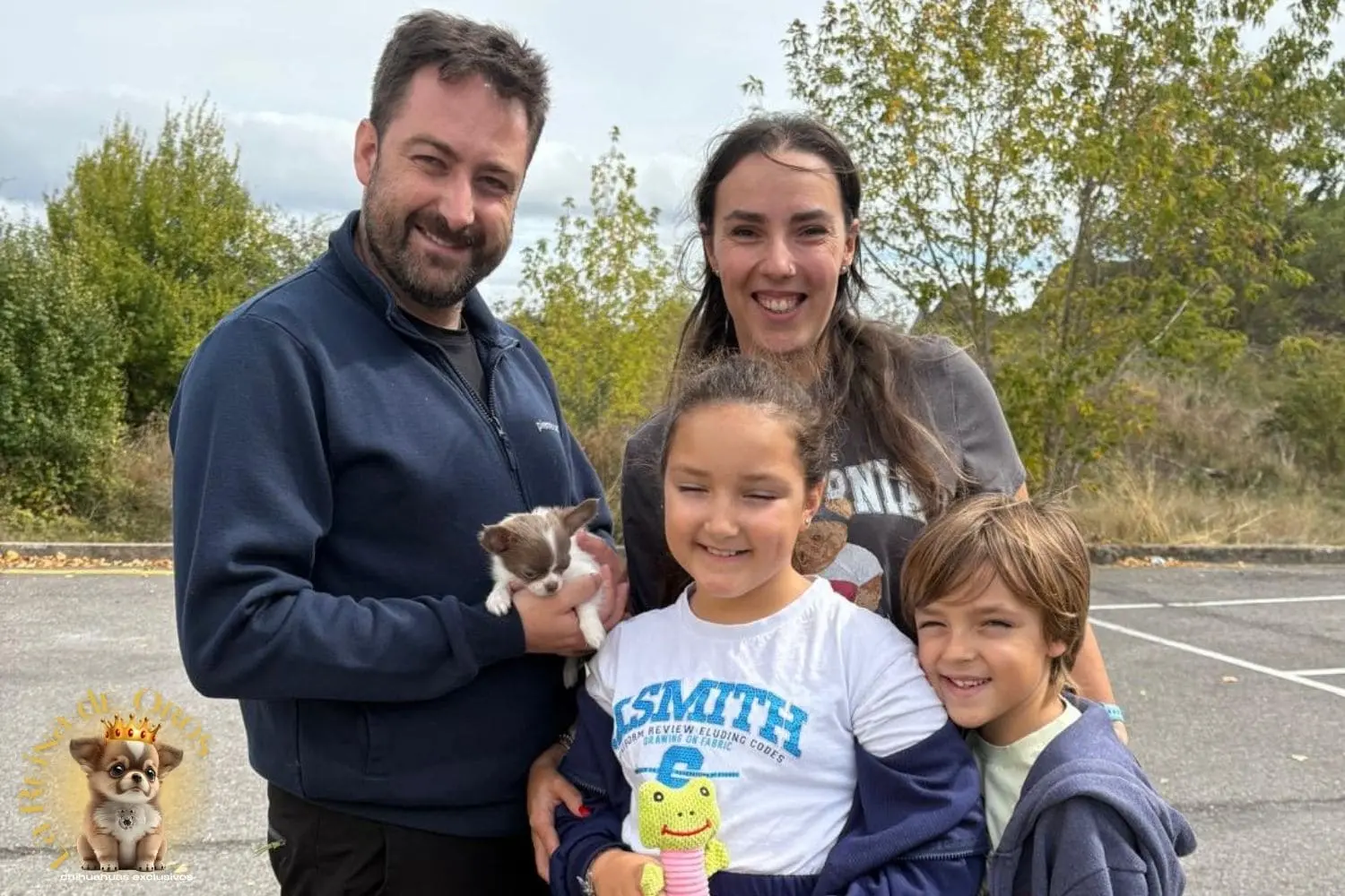 Cliente feliz con su chihuahua entregado en su domicilio por el servicio de transporte de mascotas ViajaDeLujo